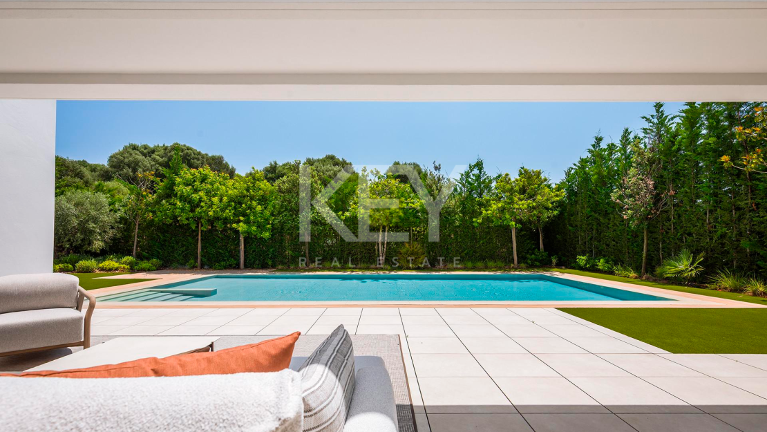 Contemporary villa for sale in El Paraíso, New Golden Mile, Marbella