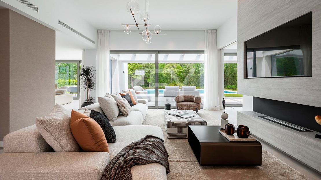 Contemporary villa for sale in El Paraíso, New Golden Mile, Marbella