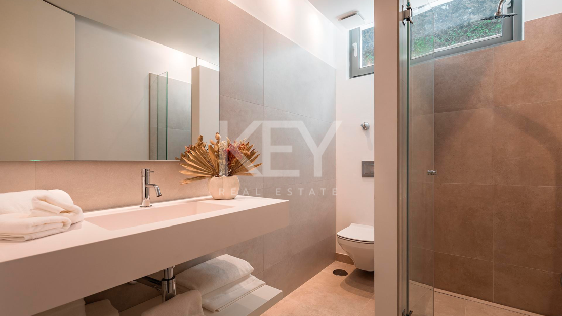 Contemporary villa for sale in El Paraíso, New Golden Mile, Marbella