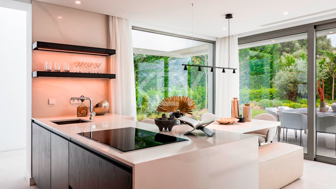 Contemporary villa for sale in El Paraíso, New Golden Mile, Marbella