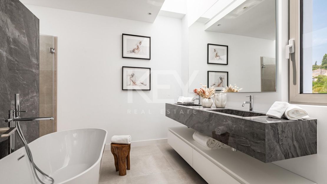 Contemporary villa for sale in El Paraíso, New Golden Mile, Marbella
