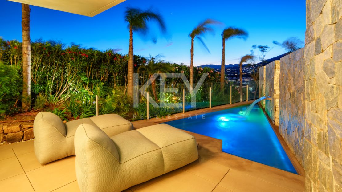 Contemporary luxury villa with panoramic views in Nueva Andalucía, Marbella