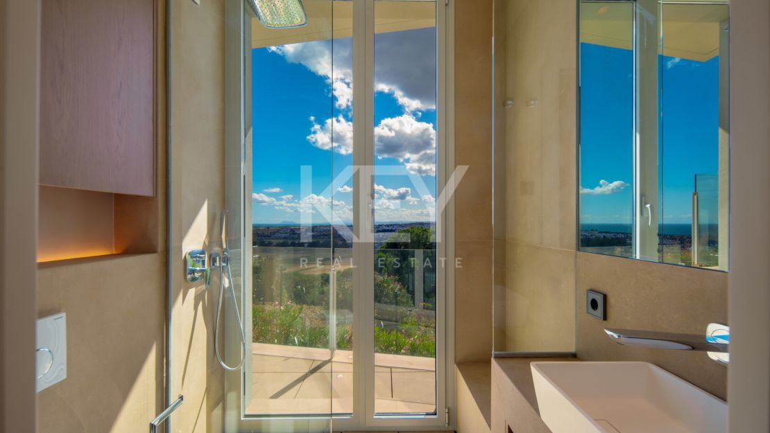 Contemporary luxury villa with panoramic views in Nueva Andalucía, Marbella