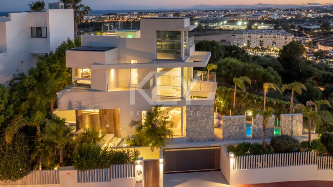 Contemporary luxury villa with panoramic views in Nueva Andalucía, Marbella