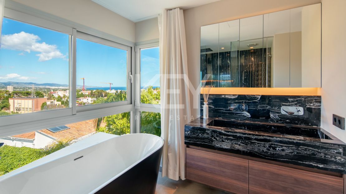 Contemporary luxury villa with panoramic views in Nueva Andalucía, Marbella