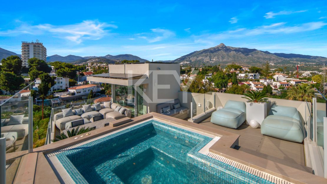 Contemporary luxury villa with panoramic views in Nueva Andalucía, Marbella