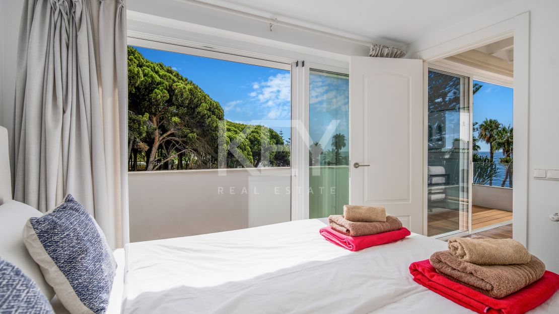 Beachfront townhouse with tourist licence on Marbella Golden Mile