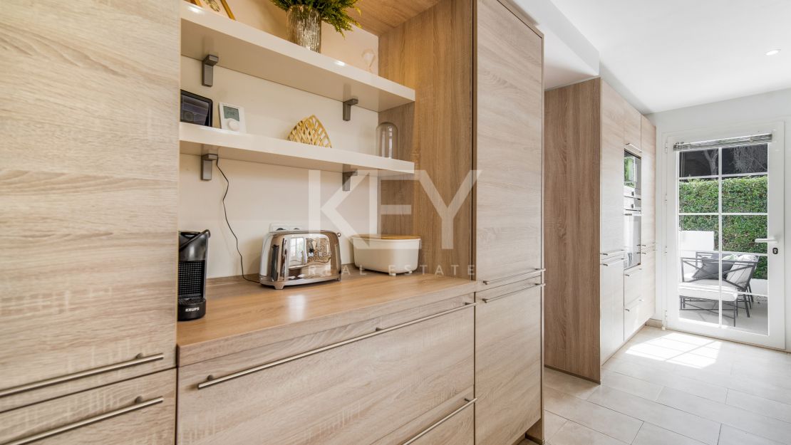Beachfront townhouse with tourist licence on Marbella Golden Mile