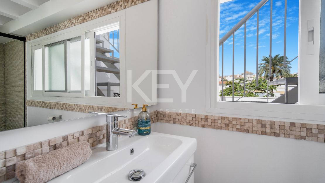 Beachfront townhouse with tourist licence on Marbella Golden Mile