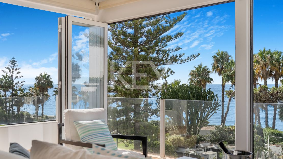 Beachfront townhouse with tourist licence on Marbella Golden Mile