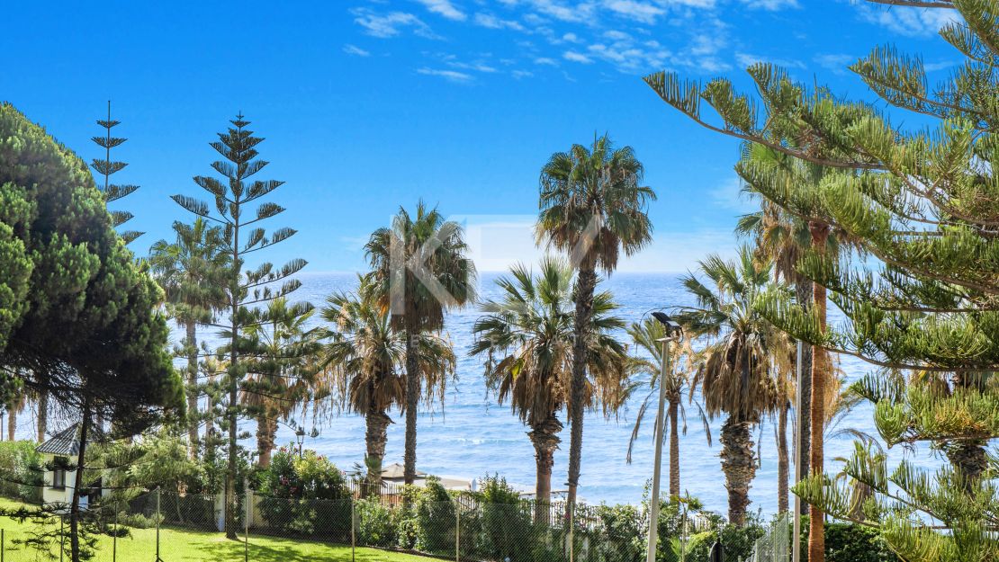 Beachfront townhouse with tourist licence on Marbella Golden Mile
