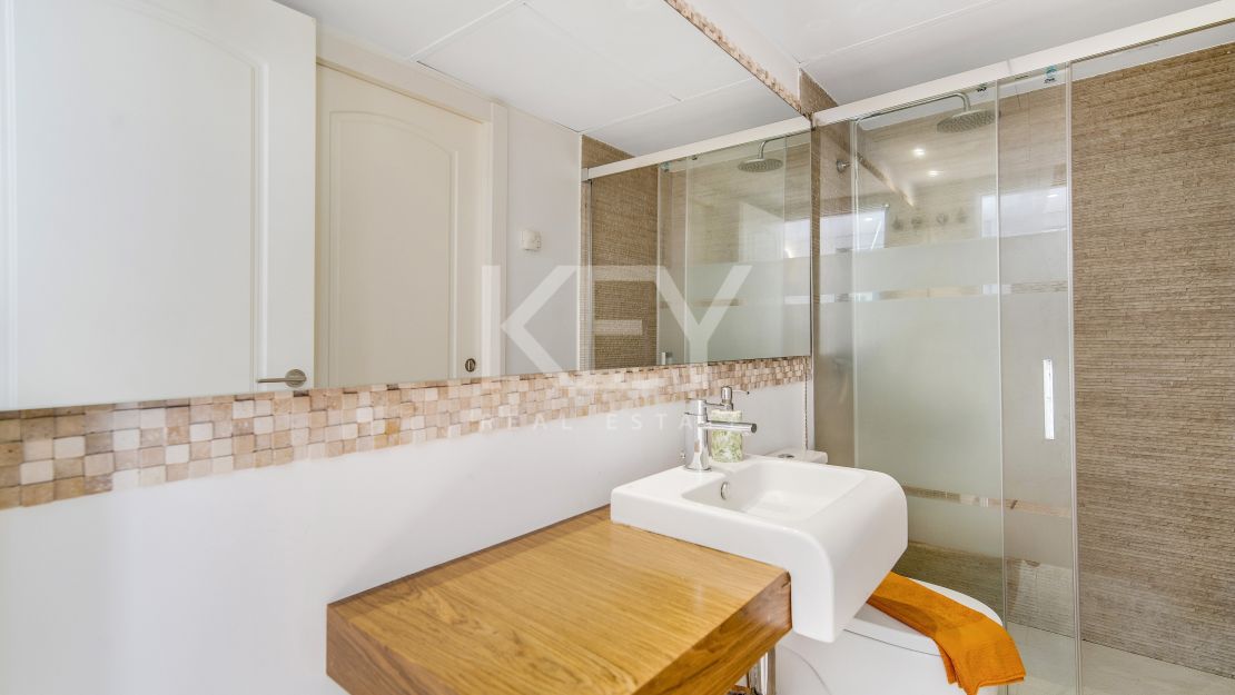 Beachfront townhouse with tourist licence on Marbella Golden Mile