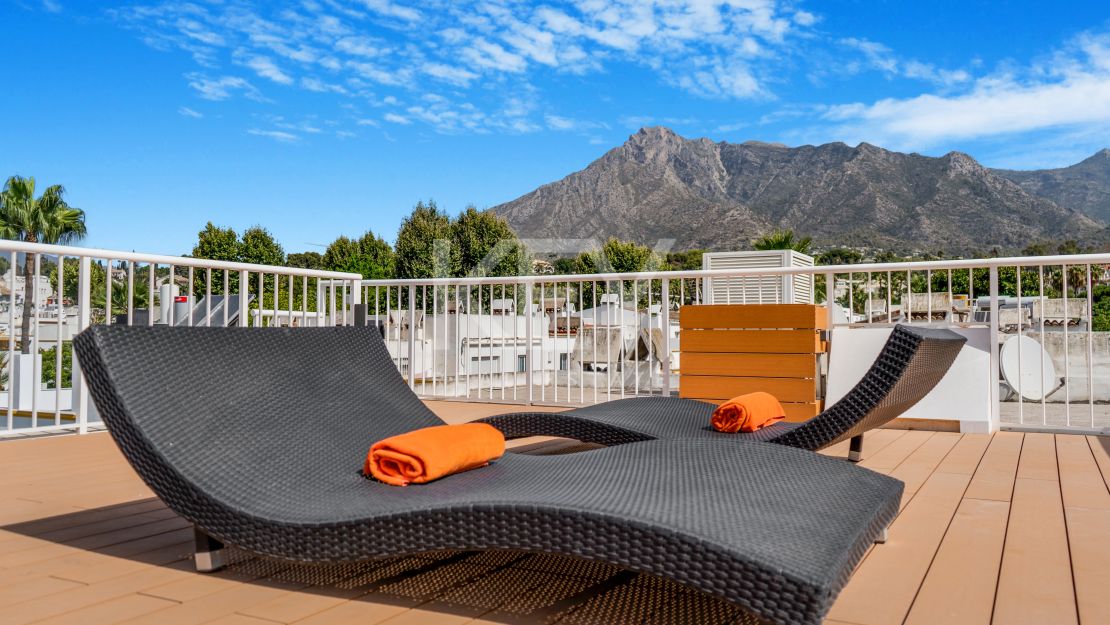 Beachfront townhouse with tourist licence on Marbella Golden Mile