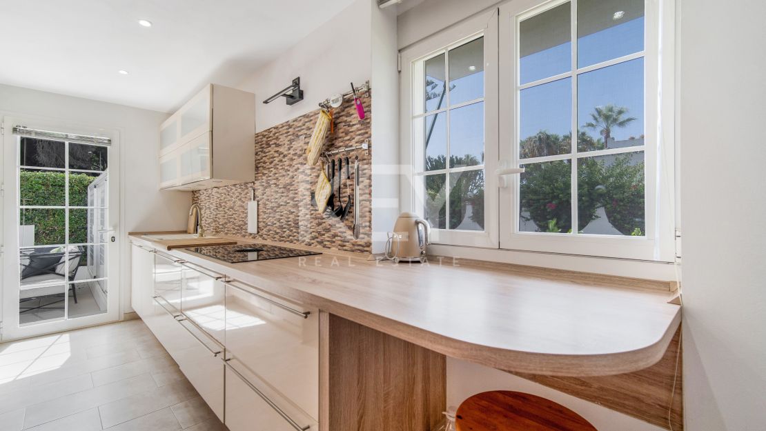 Beachfront townhouse with tourist licence on Marbella Golden Mile