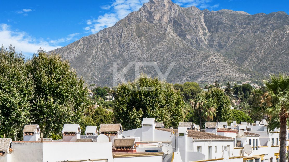 Beachfront townhouse with tourist licence on Marbella Golden Mile