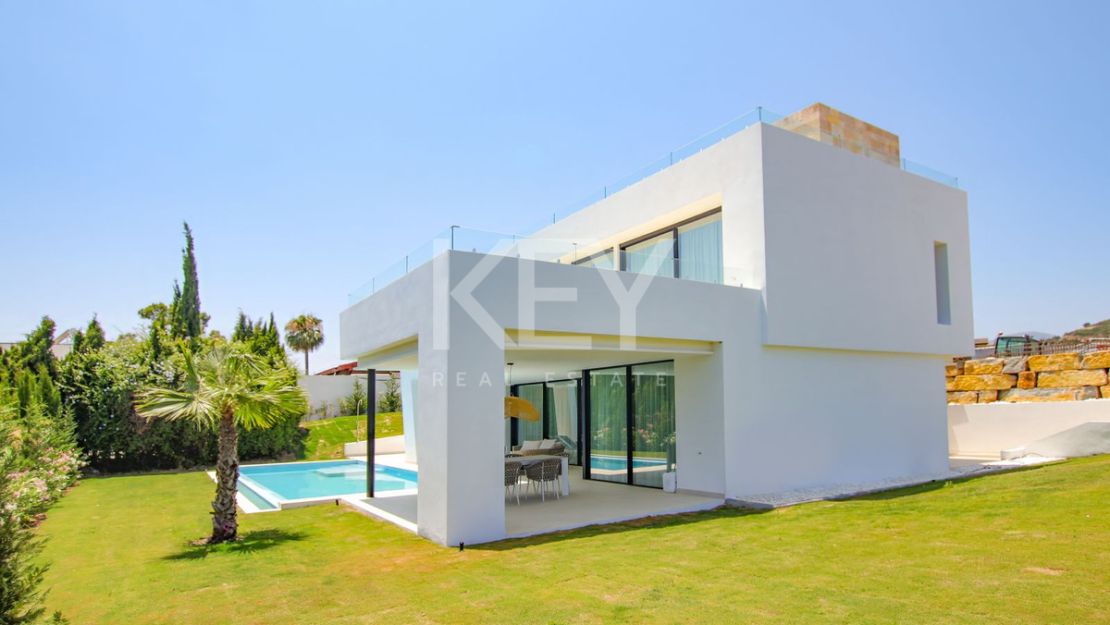 Amazing villa with sea, golf and mountain views in Valle Romano, Estepona
