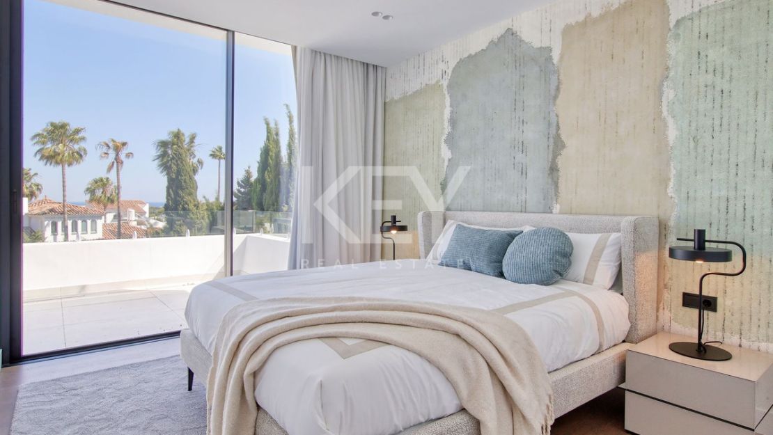 Amazing villa with sea, golf and mountain views in Valle Romano, Estepona