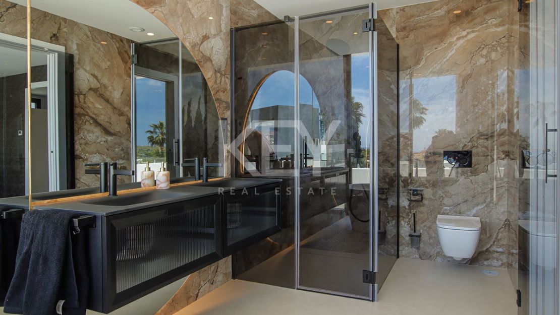 Amazing villa with sea, golf and mountain views in Valle Romano, Estepona