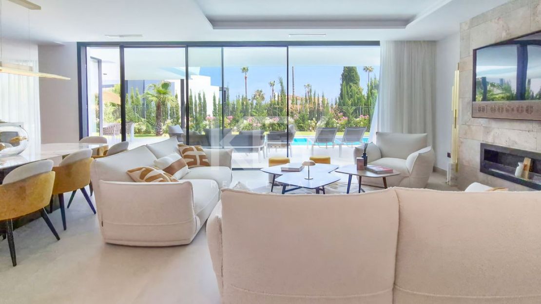 Amazing villa with sea, golf and mountain views in Valle Romano, Estepona