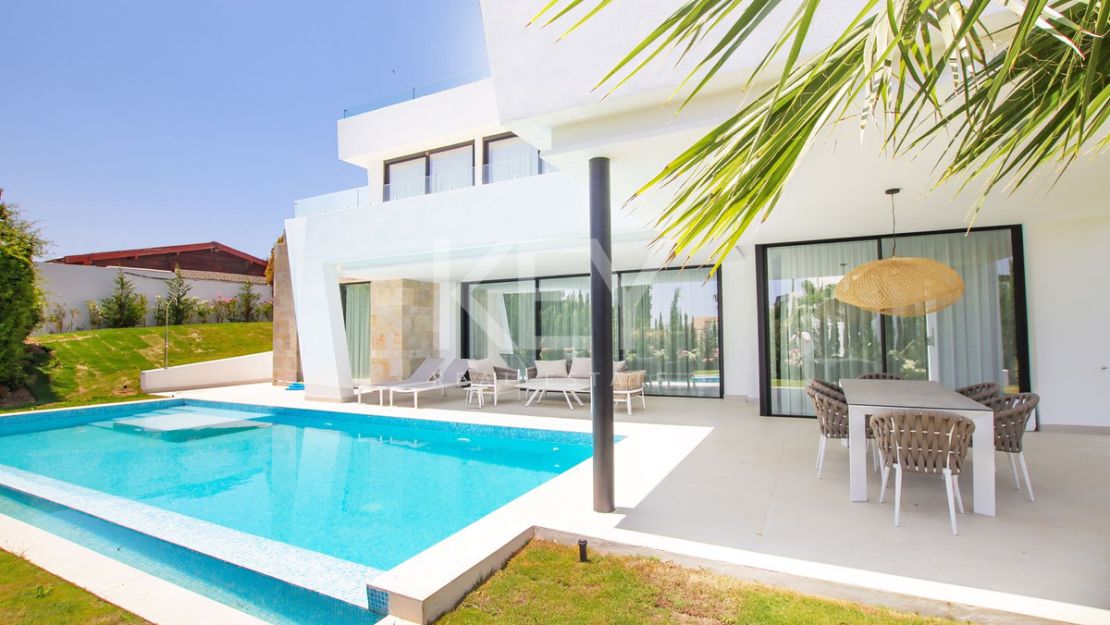 Amazing villa with sea, golf and mountain views in Valle Romano, Estepona