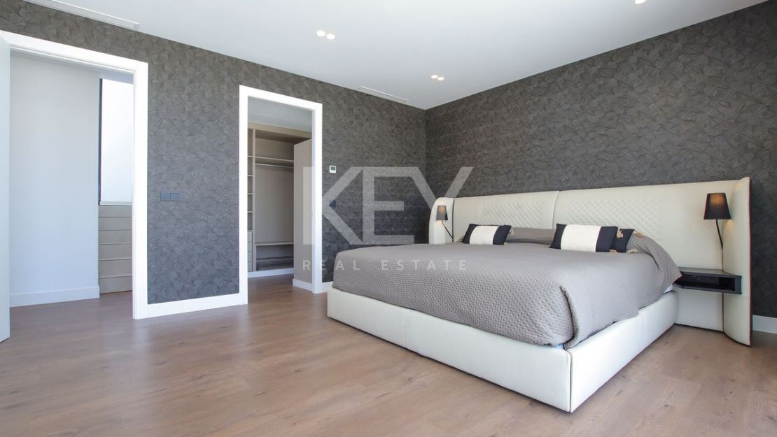 Amazing villa with sea, golf and mountain views in Valle Romano, Estepona
