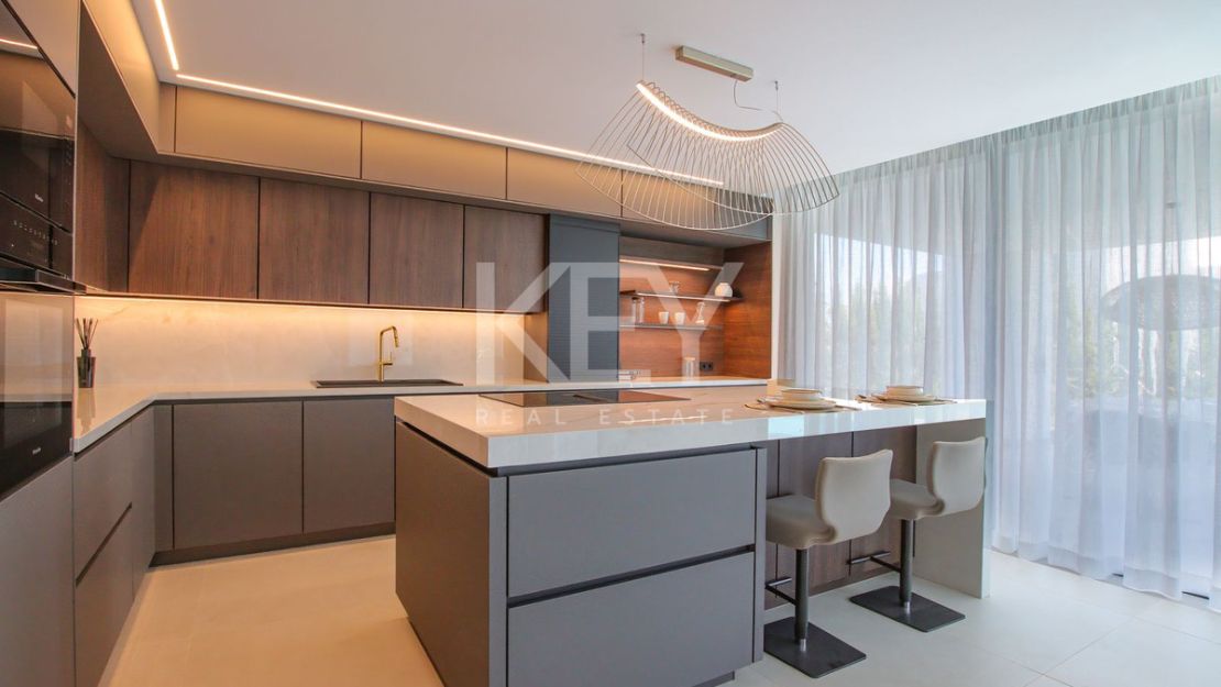 Amazing villa with sea, golf and mountain views in Valle Romano, Estepona