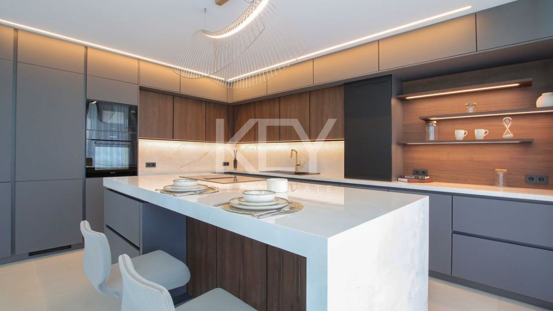 Amazing villa with sea, golf and mountain views in Valle Romano, Estepona