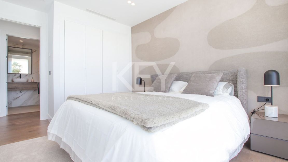 Amazing villa with sea, golf and mountain views in Valle Romano, Estepona