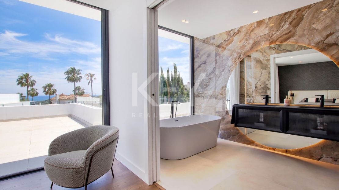 Amazing villa with sea, golf and mountain views in Valle Romano, Estepona