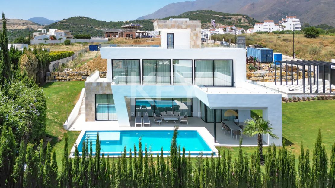 Amazing villa with sea, golf and mountain views in Valle Romano, Estepona