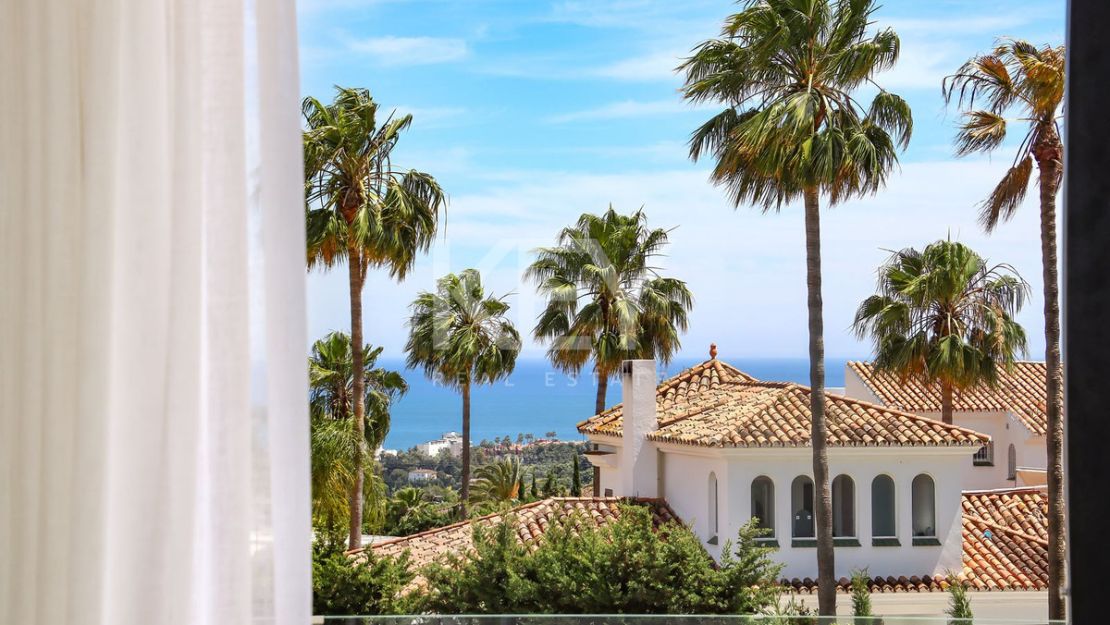 Amazing villa with sea, golf and mountain views in Valle Romano, Estepona