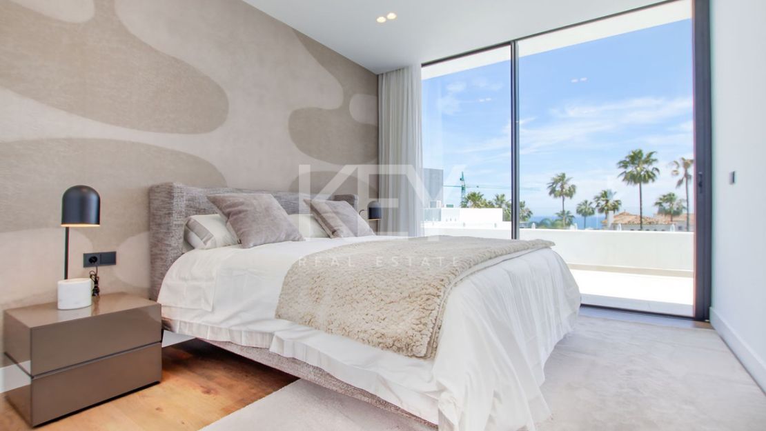 Amazing villa with sea, golf and mountain views in Valle Romano, Estepona