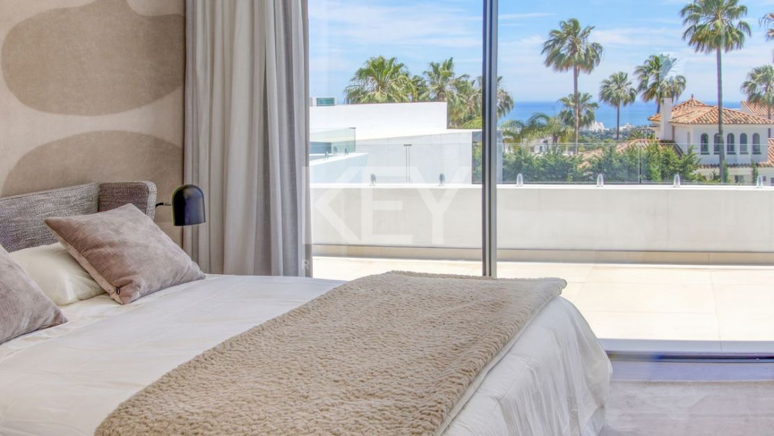 Amazing villa with sea, golf and mountain views in Valle Romano, Estepona