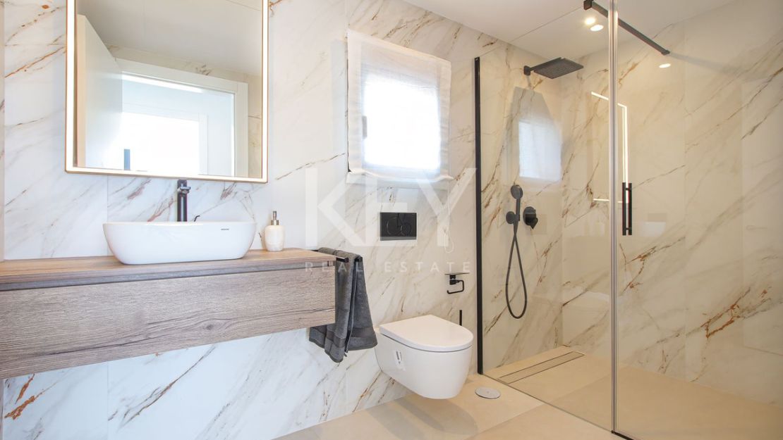 Amazing villa with sea, golf and mountain views in Valle Romano, Estepona