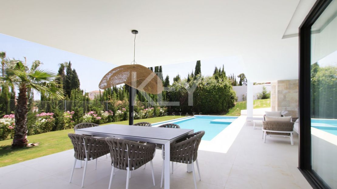 Amazing villa with sea, golf and mountain views in Valle Romano, Estepona