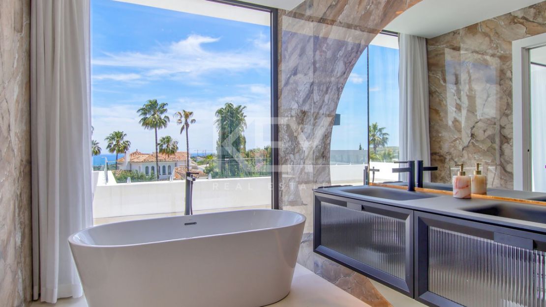 Amazing villa with sea, golf and mountain views in Valle Romano, Estepona