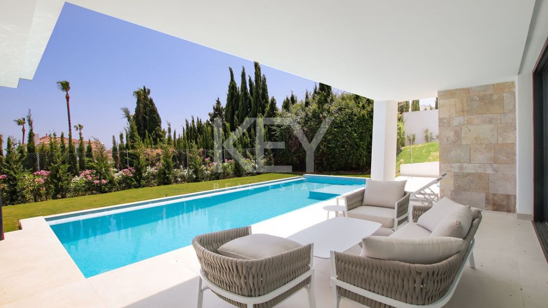 Amazing villa with sea, golf and mountain views in Valle Romano, Estepona