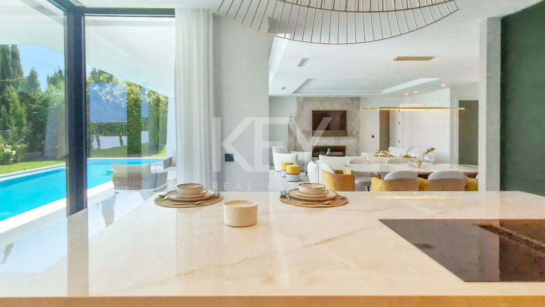 Amazing villa with sea, golf and mountain views in Valle Romano, Estepona
