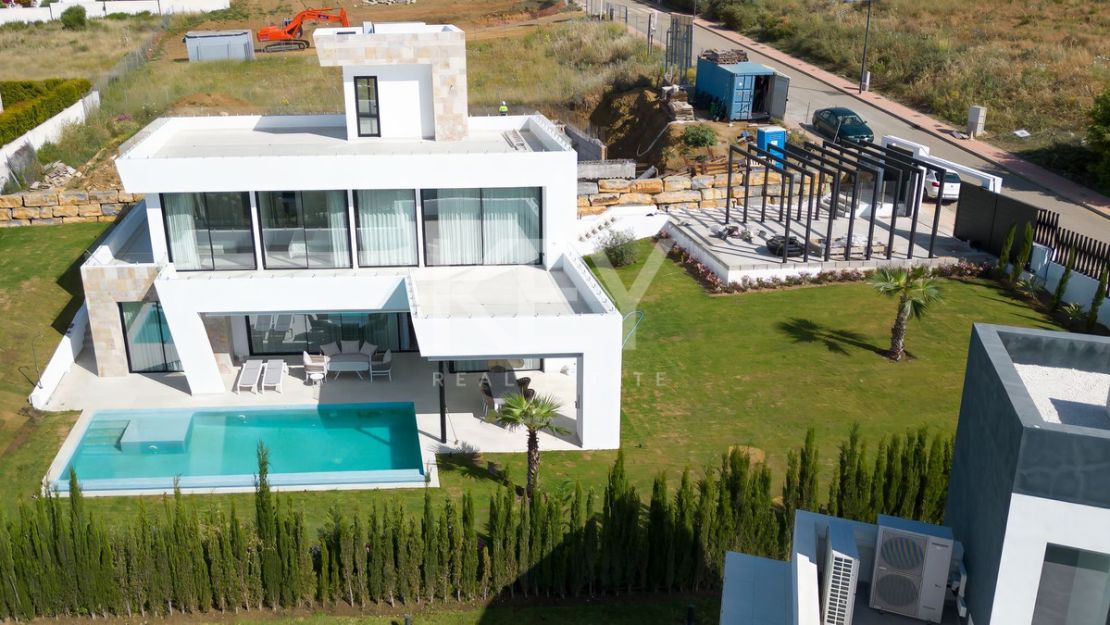 Amazing villa with sea, golf and mountain views in Valle Romano, Estepona