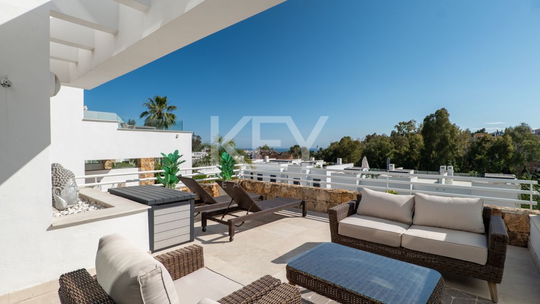 Contemporary townhouse with panoramic views 5 min drive from Puerto Banús, Marbella