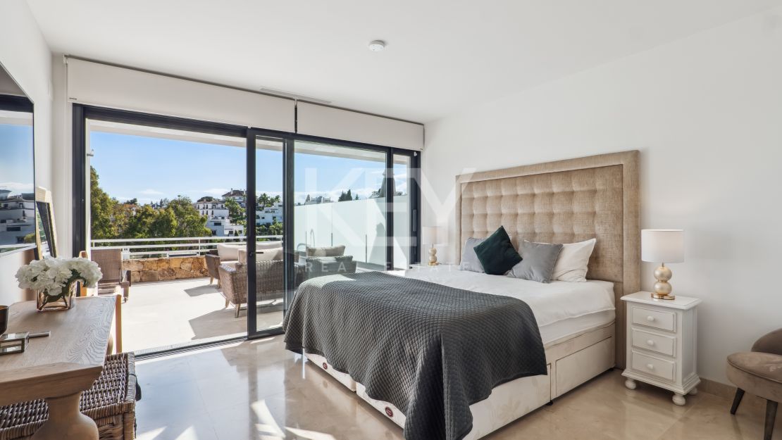Contemporary townhouse with panoramic views 5 min drive from Puerto Banús, Marbella