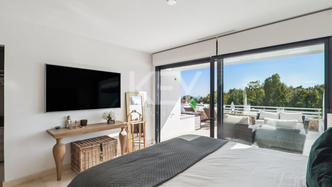 Contemporary townhouse with panoramic views 5 min drive from Puerto Banús, Marbella