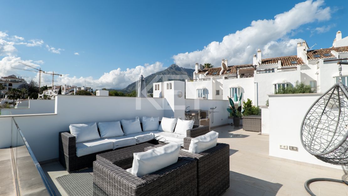 Contemporary townhouse with panoramic views 5 min drive from Puerto Banús, Marbella