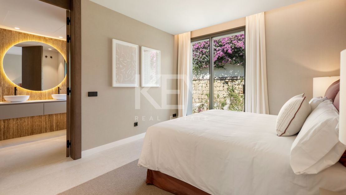 Luxury contemporary villa for sale in El Herrojo, Benahavís
