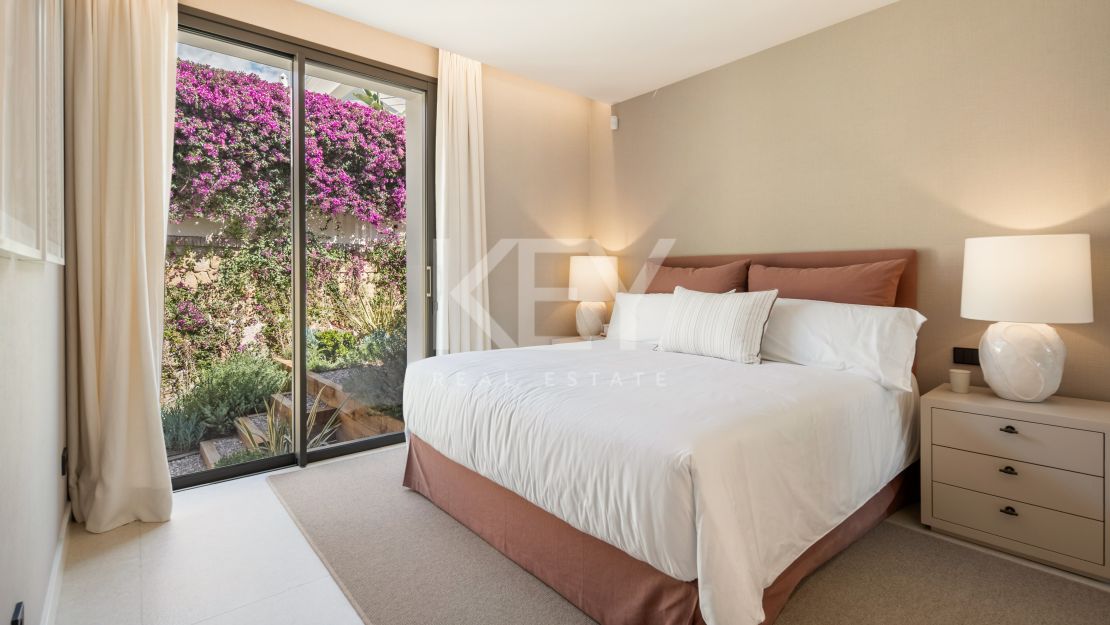 Luxury contemporary villa for sale in El Herrojo, Benahavís