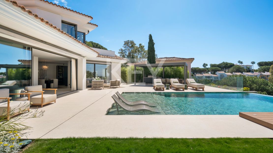 Luxury contemporary villa for sale in El Herrojo, Benahavís