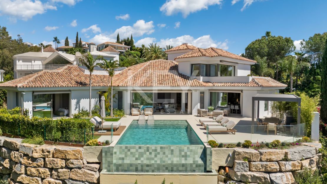 Luxury contemporary villa for sale in El Herrojo, Benahavís