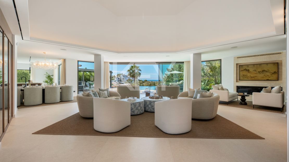 Luxury contemporary villa for sale in El Herrojo, Benahavís