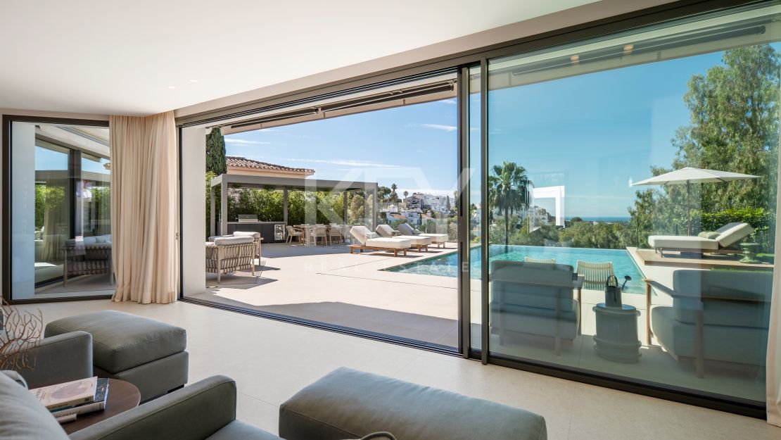 Luxury contemporary villa for sale in El Herrojo, Benahavís