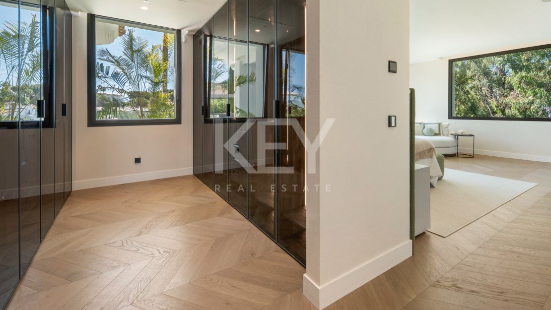 Luxury contemporary villa for sale in El Herrojo, Benahavís